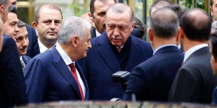 AKP'de kapalı kapılar ardında yaşananlar: 'Ömer Çelik mutsuz, Binali Yıldırım siyasetle vedalaşmış gibi...'