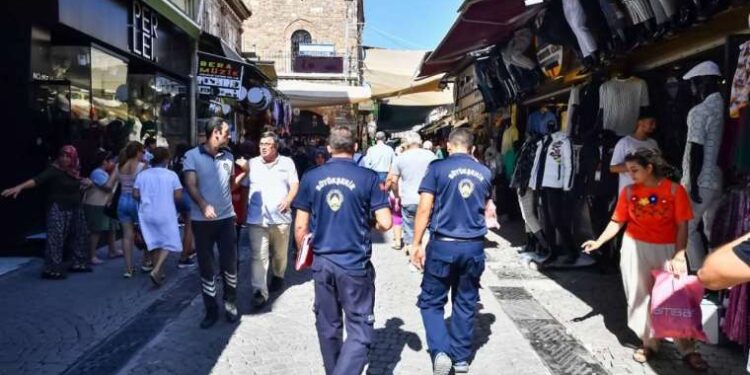 İzmir’de çığırtkan ve hanutçu operasyonu
