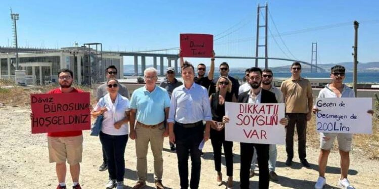 CHP Gençlik Kolları’ndan köprülerde eylem: ‘Döviz bürosuna hoş geldiniz’