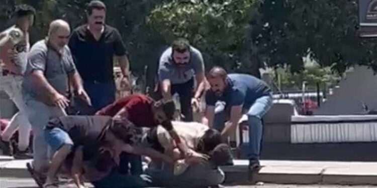 Yol ortasında tekme tokatlı 'kaza' kavgası