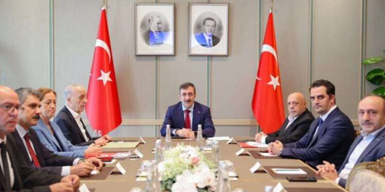 DİSK, Cumhurbaşkanı Yardımcısı Yılmaz ile görüştü: Gündem asgari ücret