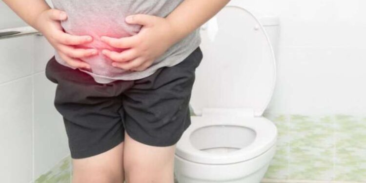 O anlar kameraya yansıdı… Çay içerken sırtına yorgun mermi isabet etti!