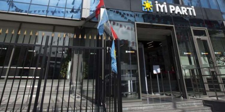 Son dakika… Seferler durduruldu! Galata Köprüsü’nde araç tramvay yoluna girdi