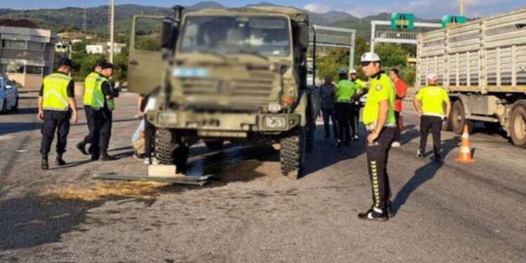 Askeri araç ve TIR çarpıştı! 10 asker yaralı