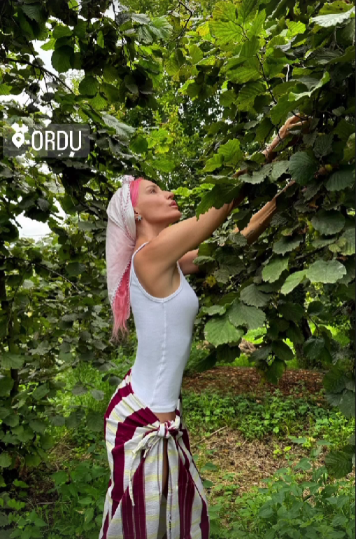 Ordu'ya giden Gülşen, fındık bahçesine girdi! Verdiği poz olay