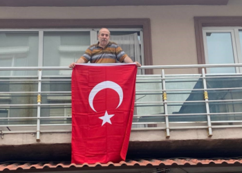 Cumhuriyet’in 100. yılı için evinin balkonuna bayrak astı