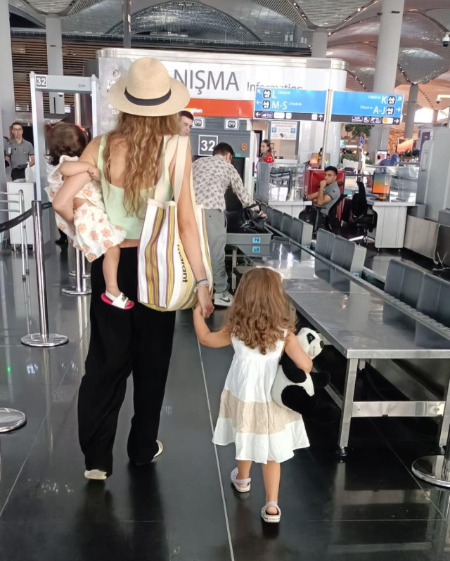 7-yillik-evli-kenan-imirzalioglu-ve-sinem-kobal-16279486_4847_m 7 yıllık evli Kenan İmirzalıoğlu ve Sinem Kobal çiftinden kızlarıyla ilk aile pozu geldi