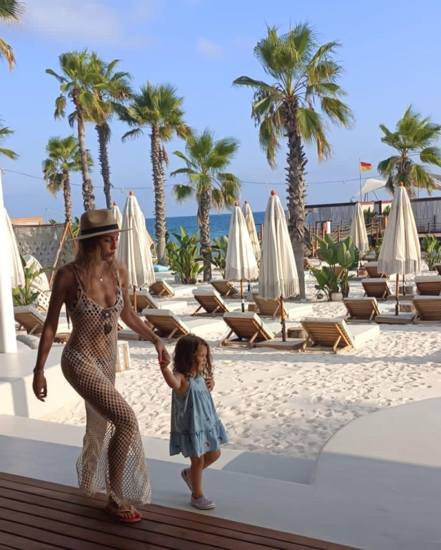 7-yillik-evli-kenan-imirzalioglu-ve-sinem-kobal-16279486_840_m 7 yıllık evli Kenan İmirzalıoğlu ve Sinem Kobal çiftinden kızlarıyla ilk aile pozu geldi