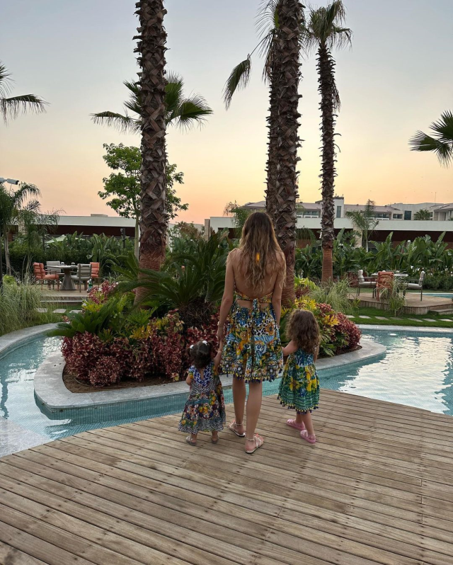 7-yillik-evli-kenan-imirzalioglu-ve-sinem-kobal-16279486_9390_m 7 yıllık evli Kenan İmirzalıoğlu ve Sinem Kobal çiftinden kızlarıyla ilk aile pozu geldi