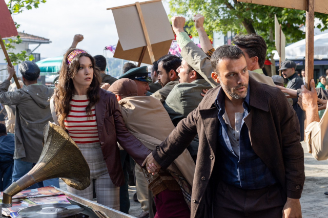 80-li-yillari-anlatan-dilek-tasi-dizisinden-16255106_3630_m 80'li yılları anlatan Dilek Taşı dizisinden beklenen ilk fragman yayınlandı