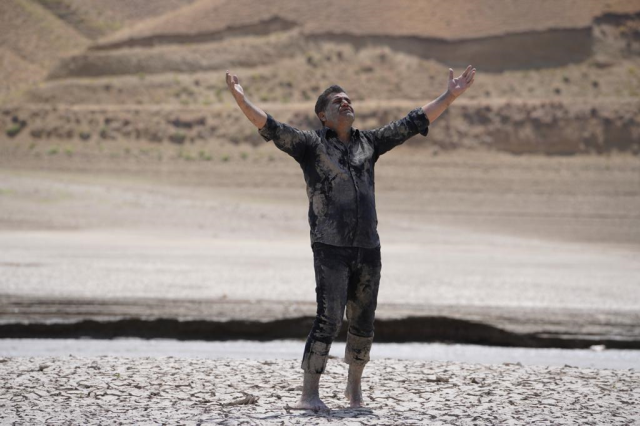 aydin-aydin-su-sikintisina-dikkat-cekmek-icin-16256162_2858_m Aydın Aydın, su sıkıntısına dikkat çekmek için yaptığı klibin çekimlerinde gözyaşlarına hakim olamadı