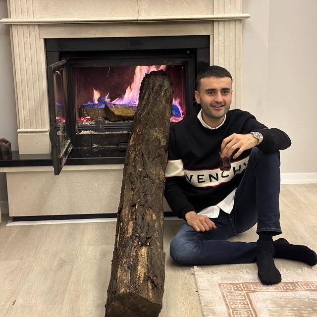 Babası tarafından dolandırdığını söyleyediği için zor günler geçiren CZN Burak iğne ipliğe döndü