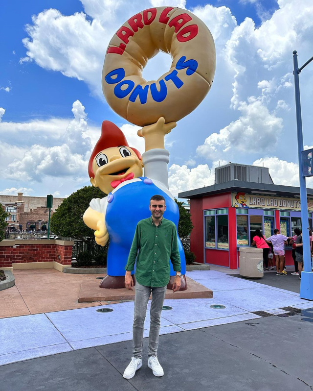 Babası tarafından dolandırdığını söyleyediği için zor günler geçiren CZN Burak iğne ipliğe döndü