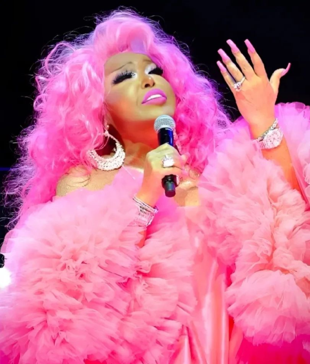 barbie-akimina-uyan-bulent-ersoy-tepeden-tirnaga-16221275_5531_m Barbie akımına uyan Bülent Ersoy, tepeden tırnağa pembelere büründü