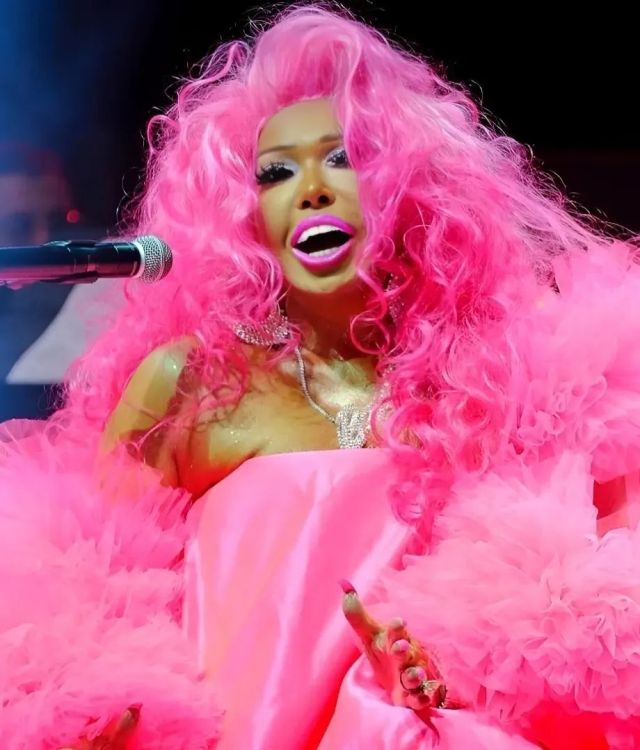 barbie-akimina-uyan-bulent-ersoy-tepeden-tirnaga-16221275_9137_m Barbie akımına uyan Bülent Ersoy, tepeden tırnağa pembelere büründü