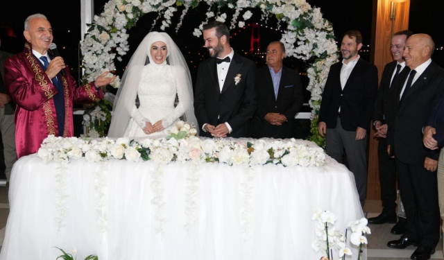 Berat Albayrak, aylar sonra düğünde görüntülendi