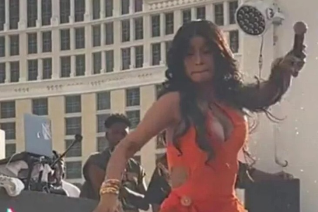 cardi-b-nin-hayranina-firlattigi-mikrofon-99-bin-16210129_4123_m-1 Cardi B'nin hayranına fırlattığı mikrofon 99 bin 900 dolara satıldı