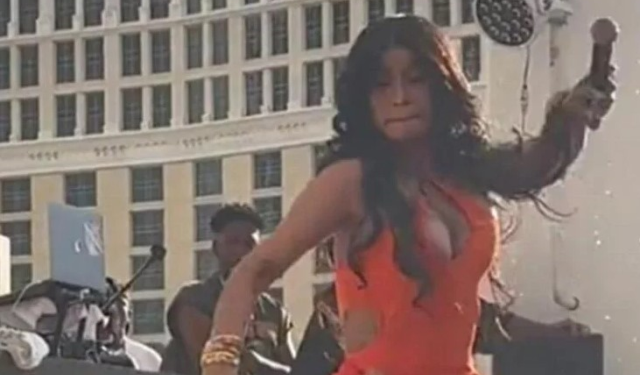 Cardi B'nin hayranına fırlattığı mikrofon 99 bin 900 dolara satıldı
