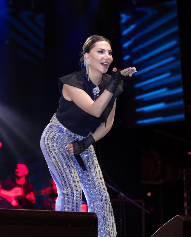 ebru-yasar-yeni-sarkisi-kehribar-ile-muzik-16395476_5572_m Ebru Yaşar, yeni şarkısı Kehribar ile müzik piyasasını altüst etti! Milyonlarca dinlenmeye ulaştı