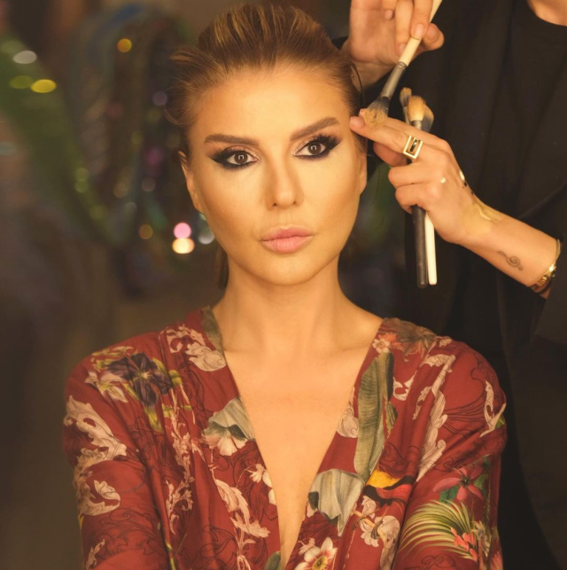 gulben-ergen-kendisini-bankada-olay-cikarmakla-16233777_3976_m Gülben Ergen, kendisini bankada olay çıkarmakla suçlayan takipçisi ifşa edip ateş püskürdü: Kamera kayıtlarıyla belgeleyeceğim