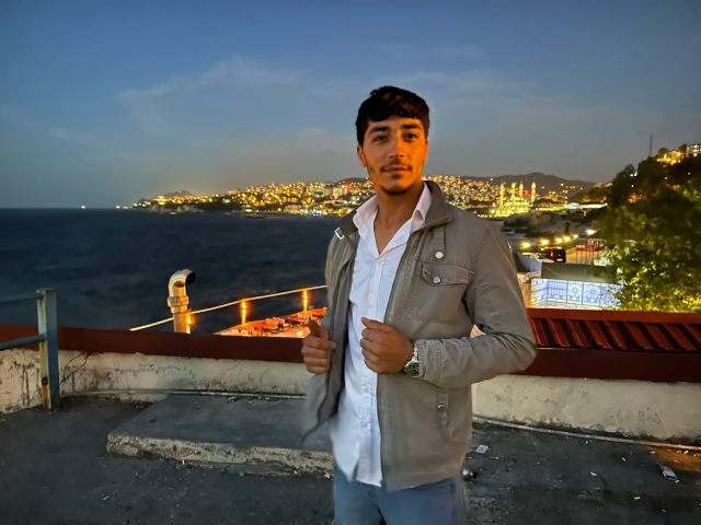 insaat-iscisi-genc-gece-yarisi-sokakta-soyledigi-16309916_2067_m İnşaat işçisi genç, gece yarısı sokakta söylediği şarkıyla viral oldu! Ferdi Tayfur ile düet yapmak istiyor