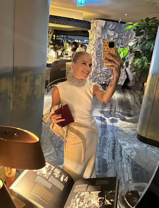 İtalya'dan sonra bir düğün de İstanbul'da yapan Burcu Esmersoy, kalça dekolteli gelinlik giydi