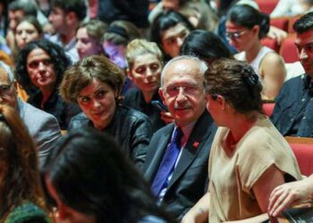 Kılıçdaroğlu, İstanbul'da tiyatro oyunu izledi