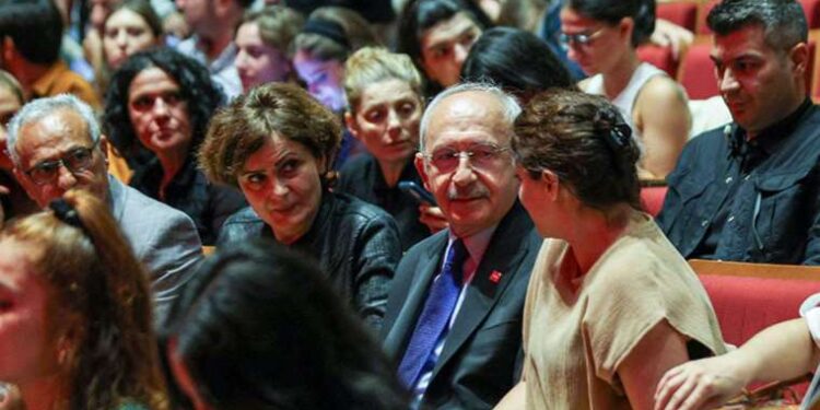 Kılıçdaroğlu, İstanbul'da tiyatro oyunu izledi