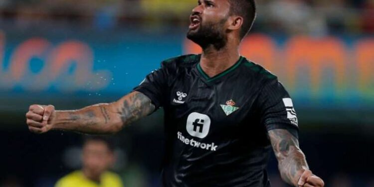 La Liga'da Real Betis, Villarreal'i son anda devirdi