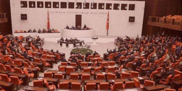 Meclis'in yasama yılı açılışında iktidar 'Türkiye Yüzyılı' dedi... Parti sloganlı anayasa isteği