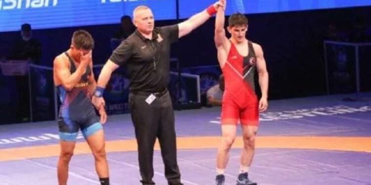 Milli güreşçilerden 2 bronz madalya