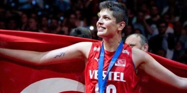 Ebrar Karakurt o duvar yazısına böyle yanıt verdi: 'Ağlayarak duvarlarınıza yazabilirsiniz'