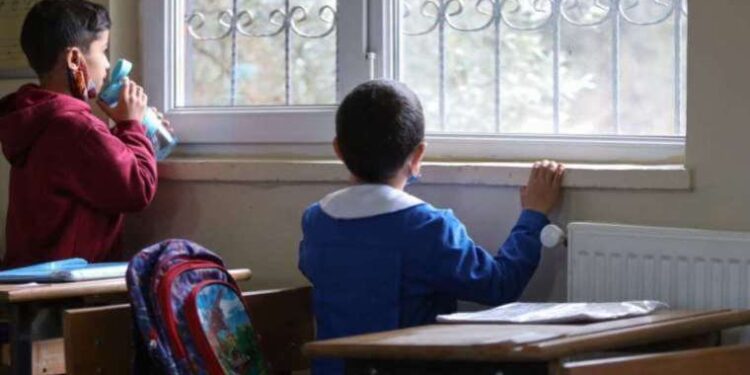 Cumhuriyet Evleri’nde yaşayanlar 24 yıldır çözülemeyen sorunlardan bunaldı: Su akmıyor, yol toprak