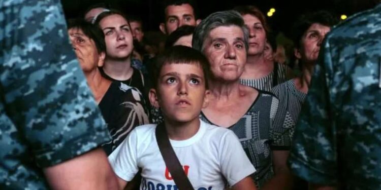 10 yaşındaki Sara Sharif’in ölümü: Pakistan ve İngiliz polisi baba ve iki kişiyi daha arıyor