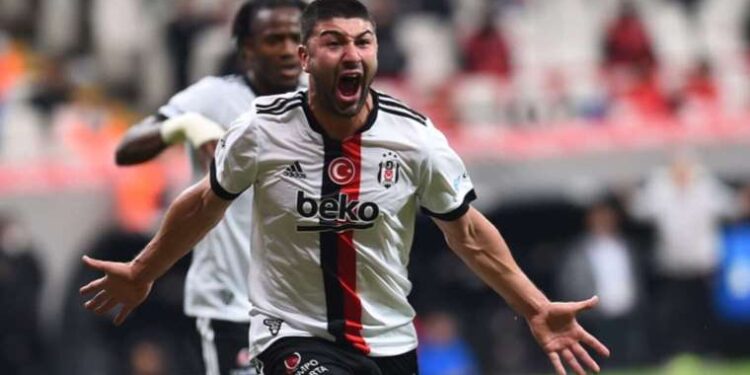 Motokurye ile otomobil çarpıştı: 1 ölü, 1 yaralı