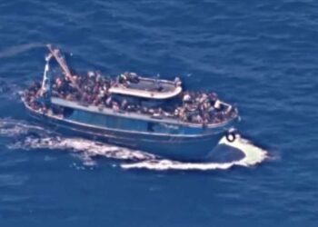 Ayvalık açıklarında 18 düzensiz göçmen yakalandı