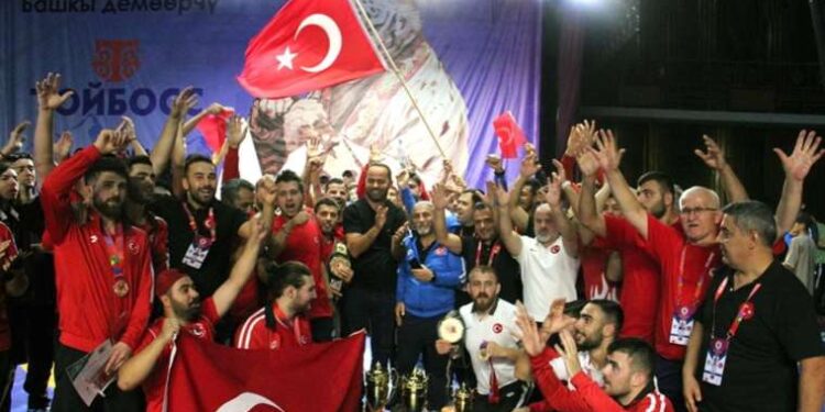 İşitme engelli milli güreşçiler dünya şampiyonu