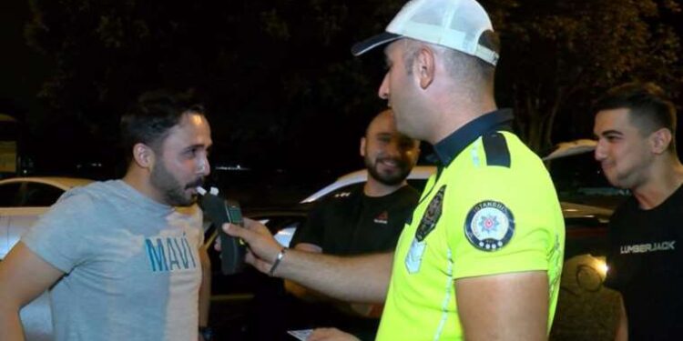 Kadıköy'de trafik denetimlerinde 97 sürücüye ceza: 'Polis abiler kulağımı çekti'