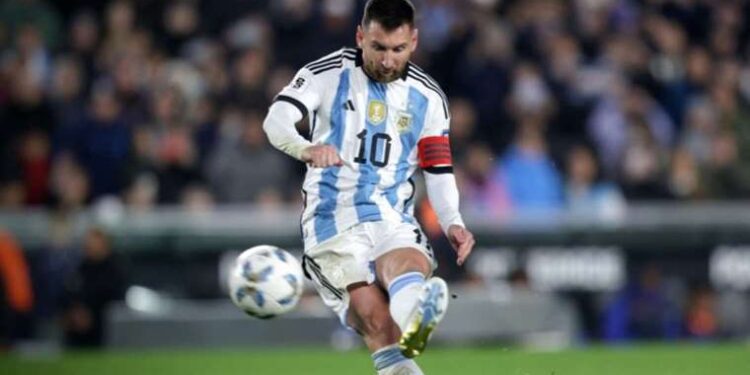 Messi frikik golüyle Arjantin'e 3 puanı getirdi