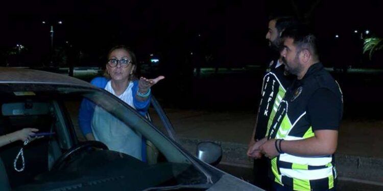 Anbean kaydedildi… Çalıntı plaka taktığı çalıntı otomobili polisin üzerine sürdü!