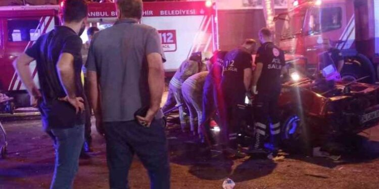 Kamyon, yolcu indiren kamyonete çarptı: 2 ölü, 7 yaralı