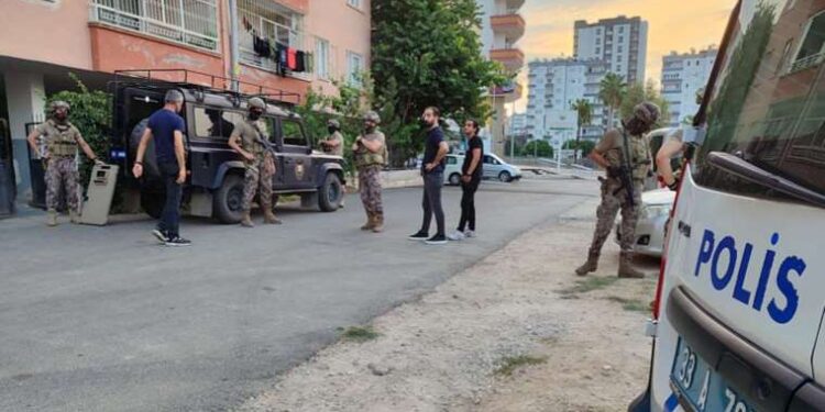 Kayseri’de TIR devrildi: Amca yaralandı, yeğeni öldü