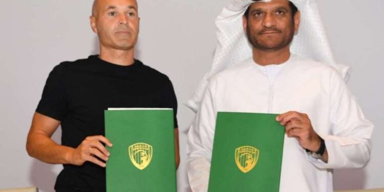 Andres Iniesta Emirates Club'a imzayı attı