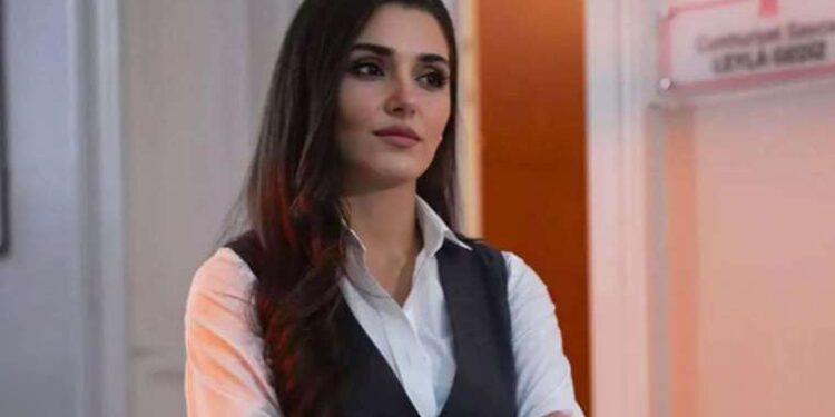 ‘Bambaşka Biri’ dizisindeki oyunculuğu eleştirilen Hande Erçel’e yönetmeninden övgü