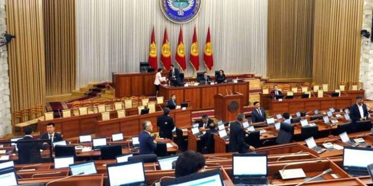 Geri dönüşüm fabrikasında korkutan yangın… Alevler tüm tesisi sardı!