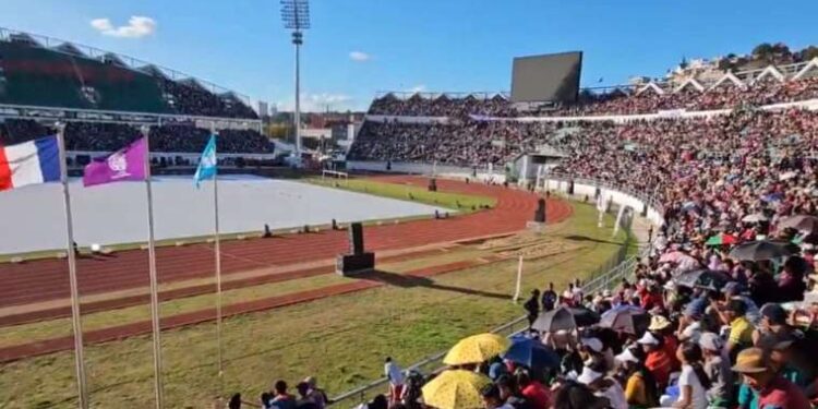 Eski FARC mensupları, köylülerin giriş ve çıkışlarına engel oldu