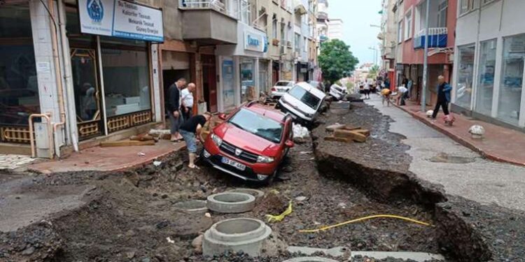 Son dakika… Ege Denizi Kuşadası Körfezi’nde korkutan deprem! İzmir, Aydın ve çevre illerden hissedildi…