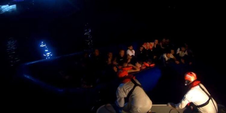 Bir ilk: Yapay zekalı eczane teknisyeni robotu işe başladı