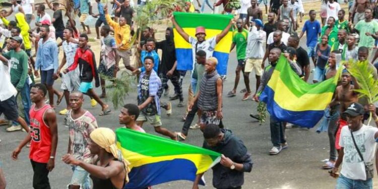 Tarlaya uçan otomobilde can pazarı: 1 ölü, 2 ağır yaralı!