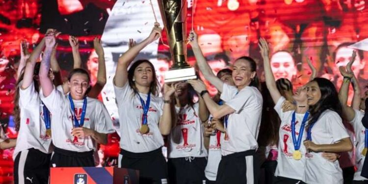 Çocuklar oynuyordu: Otomobil apartman boşluğuna düştü